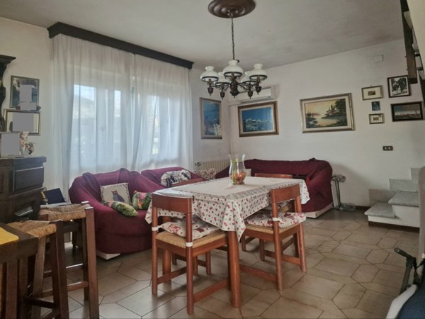 casa indipendente in vendita a Toano in zona Massa