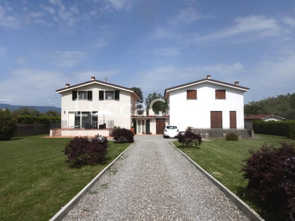 casa indipendente in vendita a Toano in zona Massa