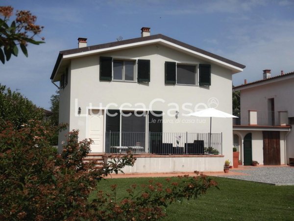 casa indipendente in vendita a Toano in zona Massa
