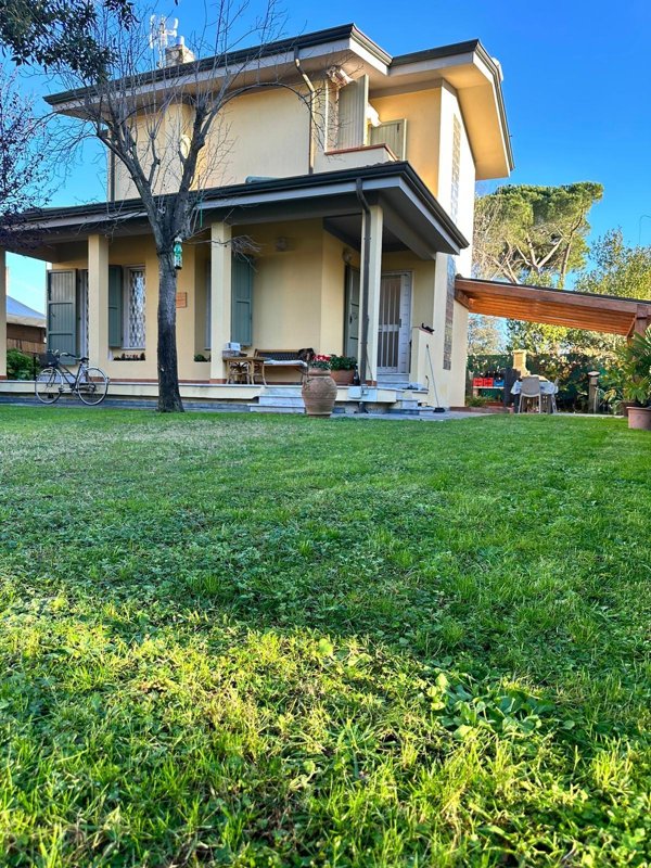 casa indipendente in vendita a Toano in zona Massa