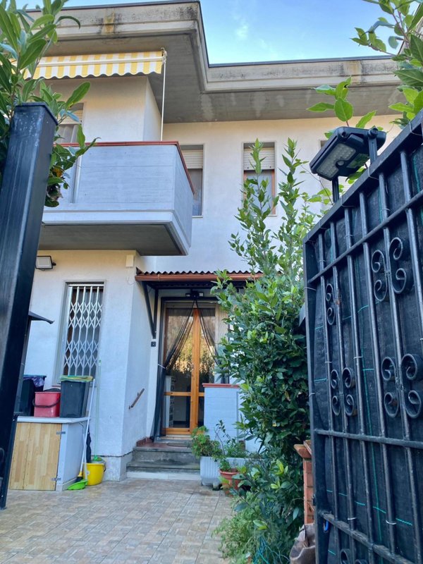 casa indipendente in vendita a Toano in zona Massa