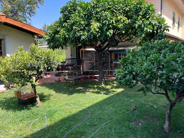 casa semindipendente in vendita a Toano in zona Massa
