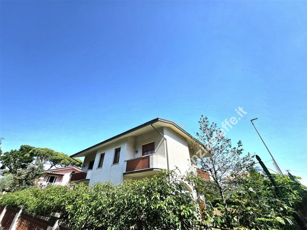 casa indipendente in vendita a Toano in zona Massa
