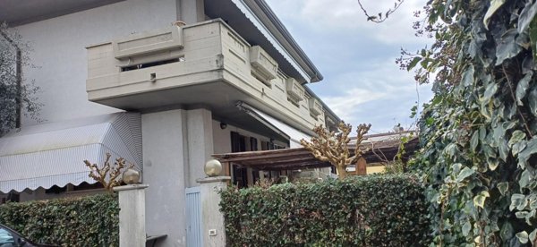 casa semindipendente in vendita a Toano in zona Massa