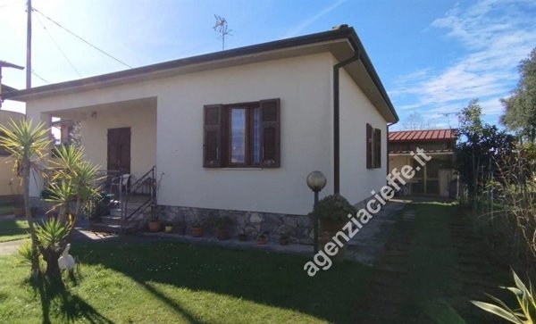 casa indipendente in vendita a Toano in zona Massa