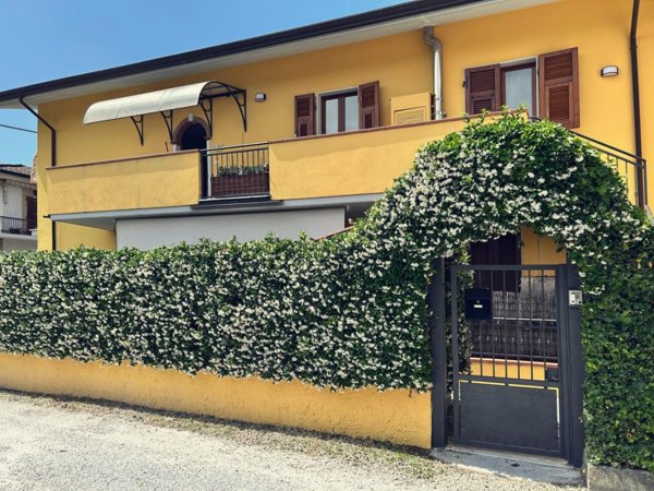 appartamento in vendita a Toano in zona Massa