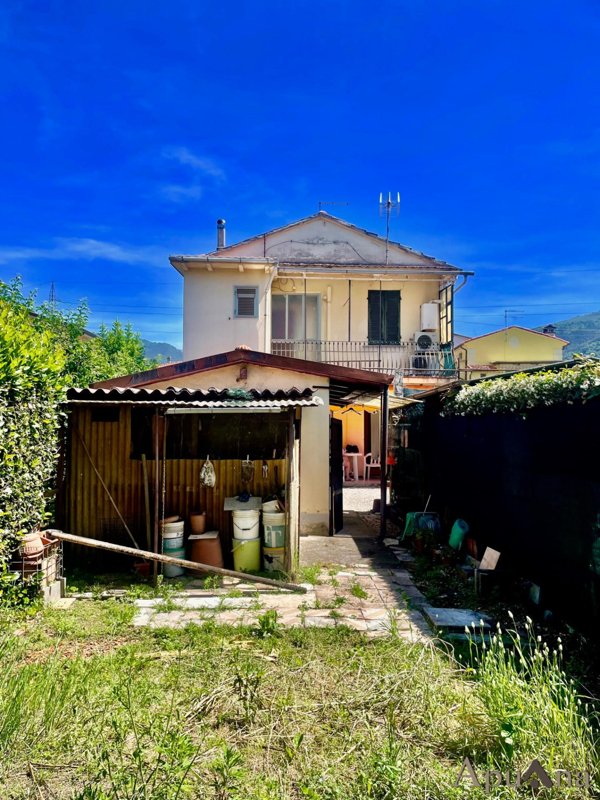 casa indipendente in vendita a Toano in zona Massa