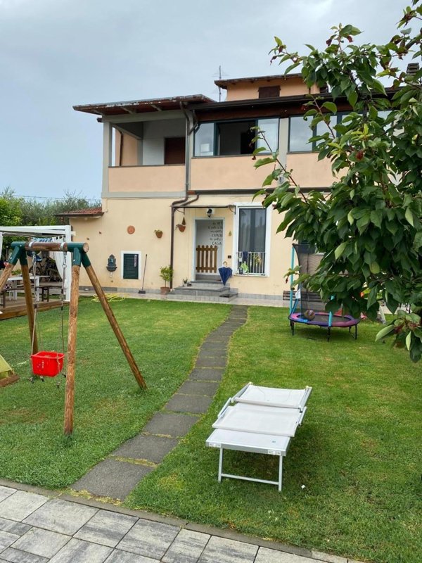 casa indipendente in vendita a Toano in zona Massa