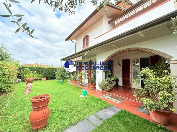 casa indipendente in vendita a Toano in zona Massa
