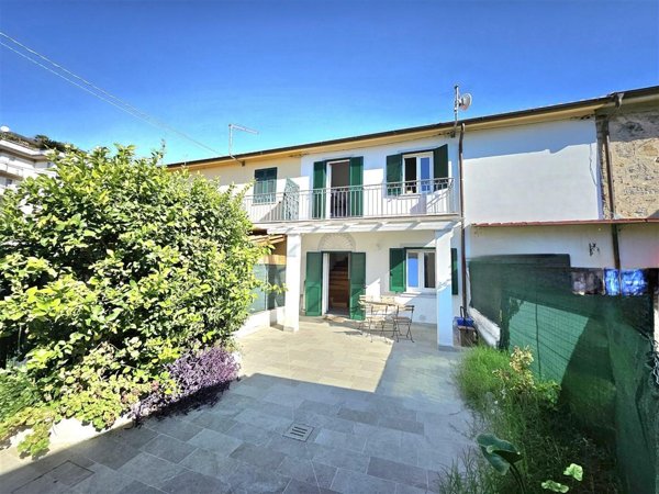 casa indipendente in vendita a Toano in zona Massa