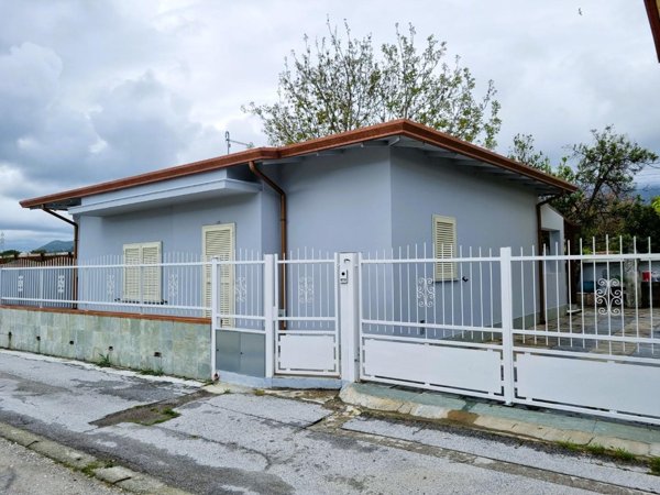 casa indipendente in vendita a Toano in zona Massa