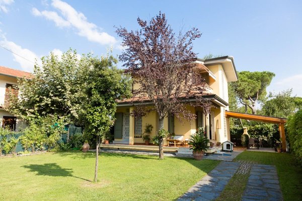 casa indipendente in vendita a Toano in zona Massa