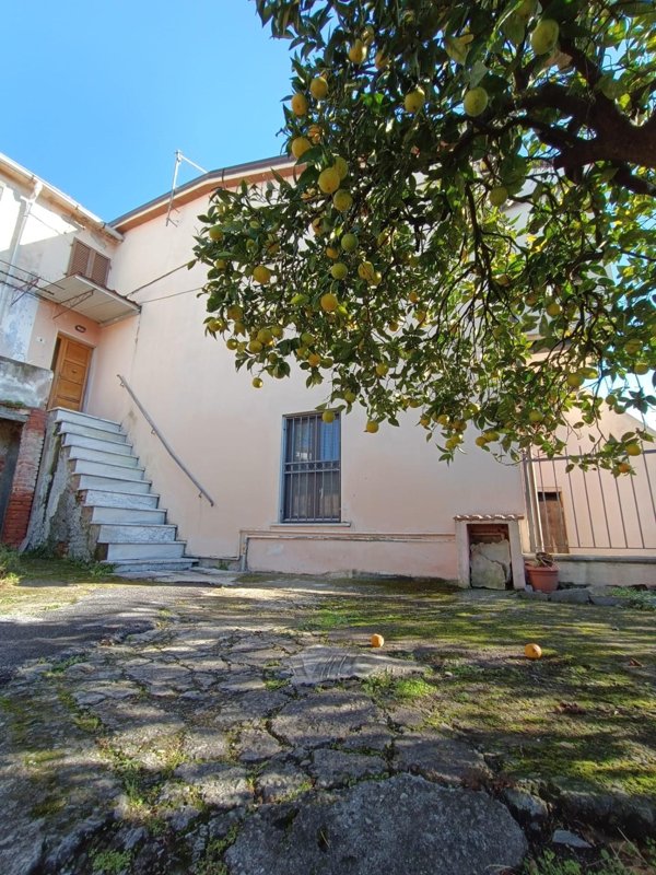 casa indipendente in vendita a Massa