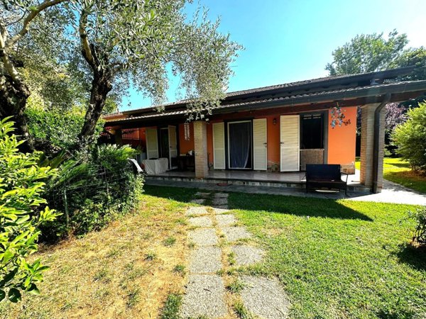 casa indipendente in vendita a Toano in zona Massa