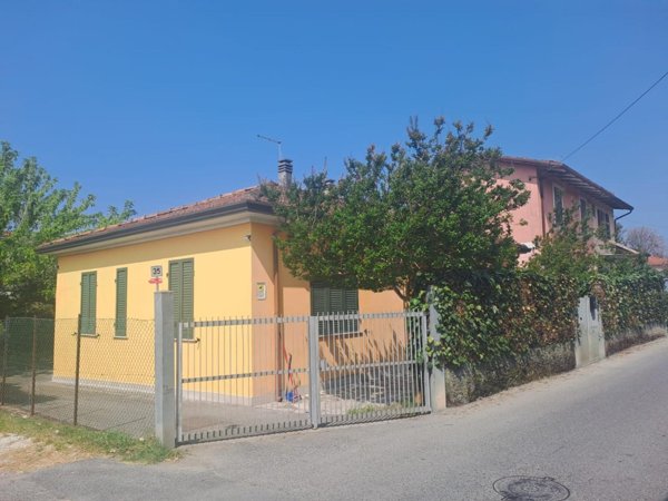 casa indipendente in vendita a Toano in zona Massa