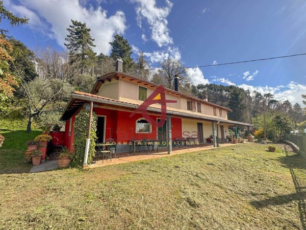 casa indipendente in vendita a Toano in zona Massa