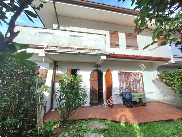 casa indipendente in vendita a Toano in zona Massa