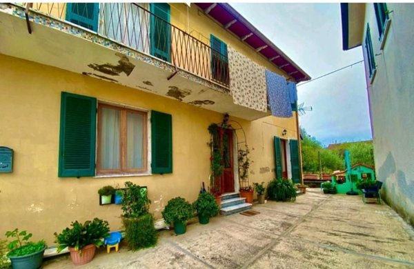 casa indipendente in vendita a Toano in zona Massa