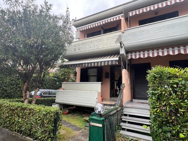 casa indipendente in vendita a Toano in zona Massa