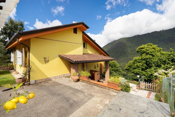 casa indipendente in vendita a Toano in zona Massa