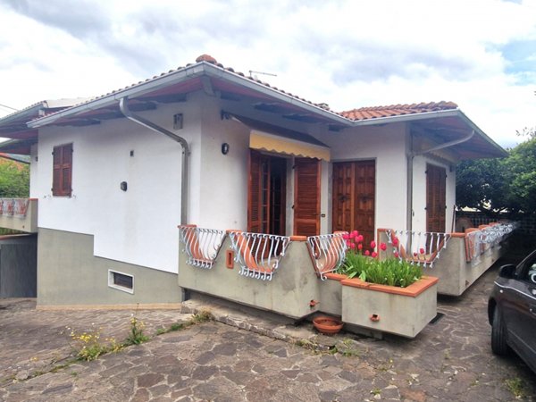 casa indipendente in vendita a Toano in zona Massa