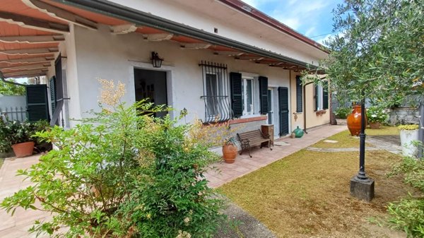 casa semindipendente in vendita a Toano in zona Massa