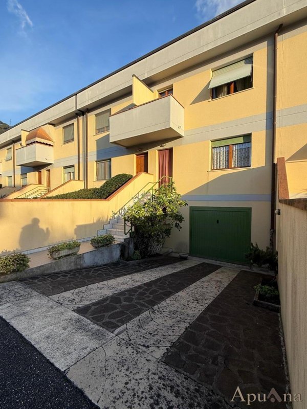 casa indipendente in vendita a Toano in zona Massa