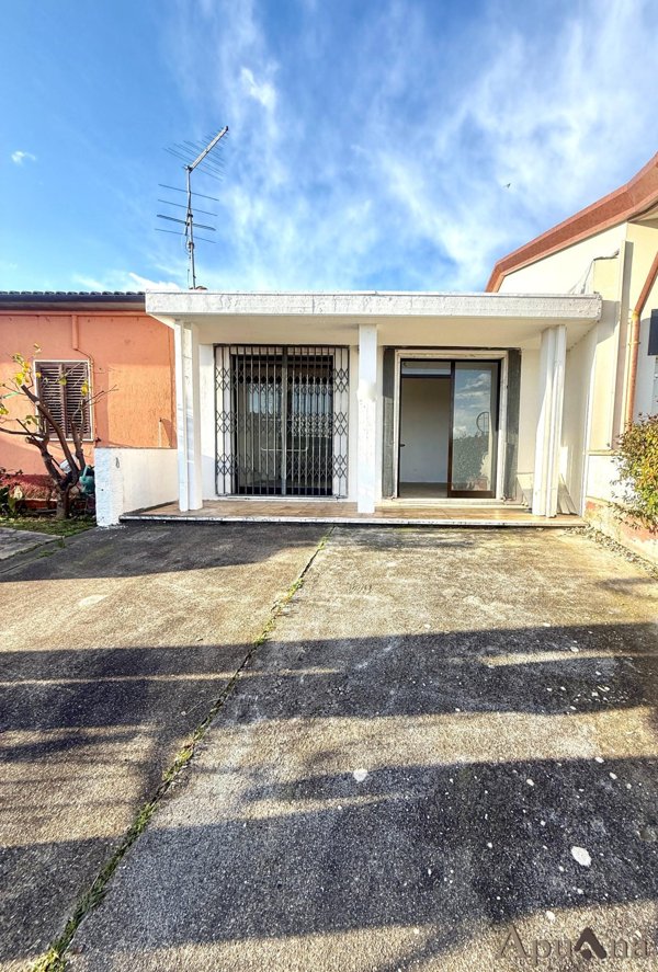 locale commerciale in vendita a Toano in zona Massa