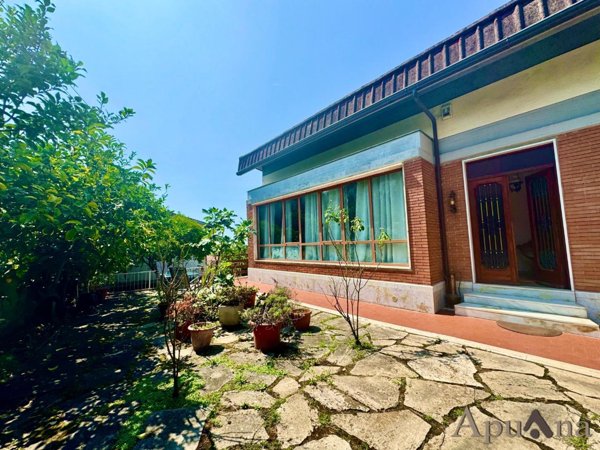 casa indipendente in vendita a Toano in zona Massa