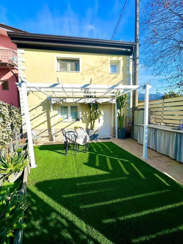 casa indipendente in vendita a Toano in zona Massa