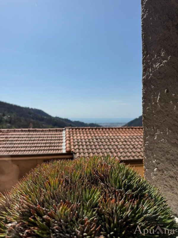 casa indipendente in vendita a Toano in zona Massa