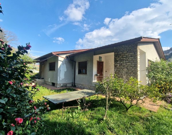 casa indipendente in vendita a Toano in zona Massa