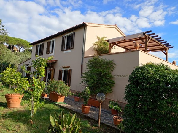 casa indipendente in vendita a Toano in zona Massa