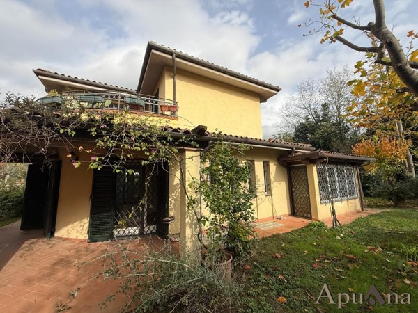 casa indipendente in vendita a Toano in zona Massa