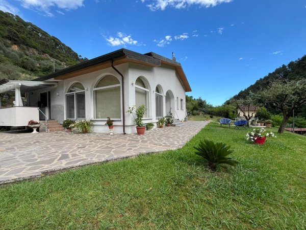 casa indipendente in vendita a Toano in zona Massa