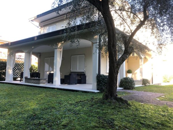 casa indipendente in vendita a Toano in zona Massa