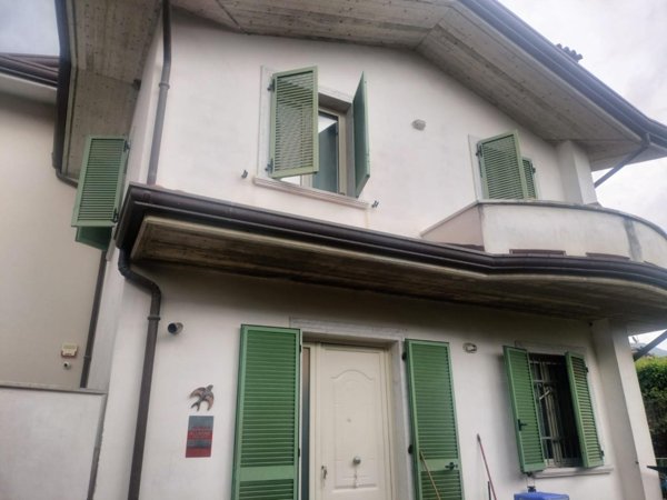 casa semindipendente in vendita a Toano in zona Massa