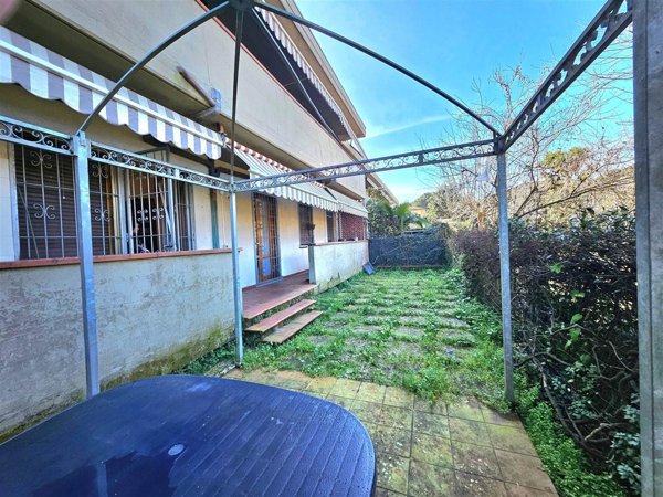 appartamento in vendita a Toano in zona Massa