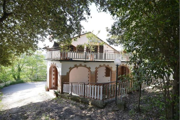 casa indipendente in vendita a Toano in zona Massa