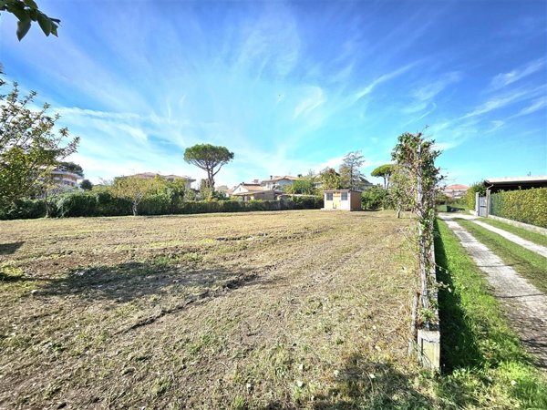 terreno edificabile in vendita a Toano in zona Massa