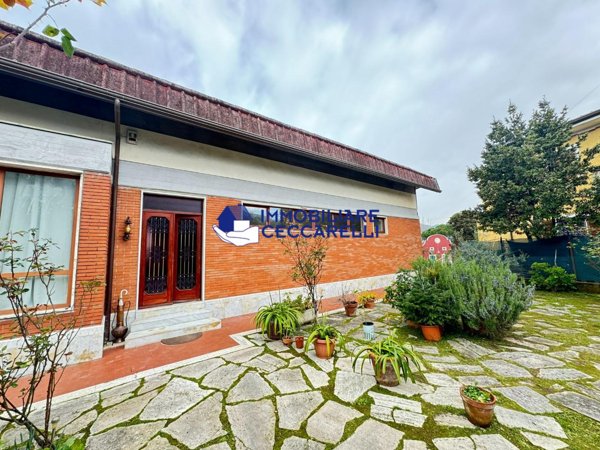 casa indipendente in vendita a Toano in zona Massa