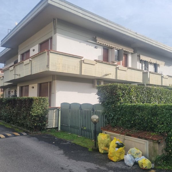 appartamento in vendita a Toano in zona Massa