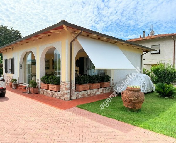 casa indipendente in vendita a Toano in zona Massa
