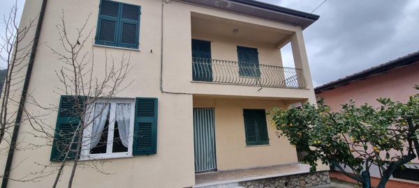 casa indipendente in vendita a Toano in zona Massa
