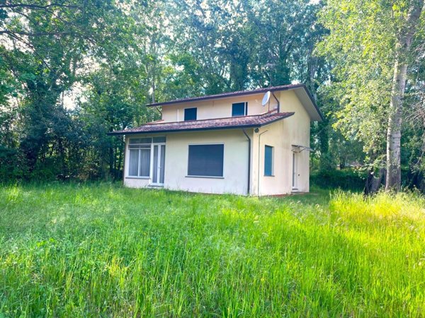 casa indipendente in vendita a Toano in zona Massa