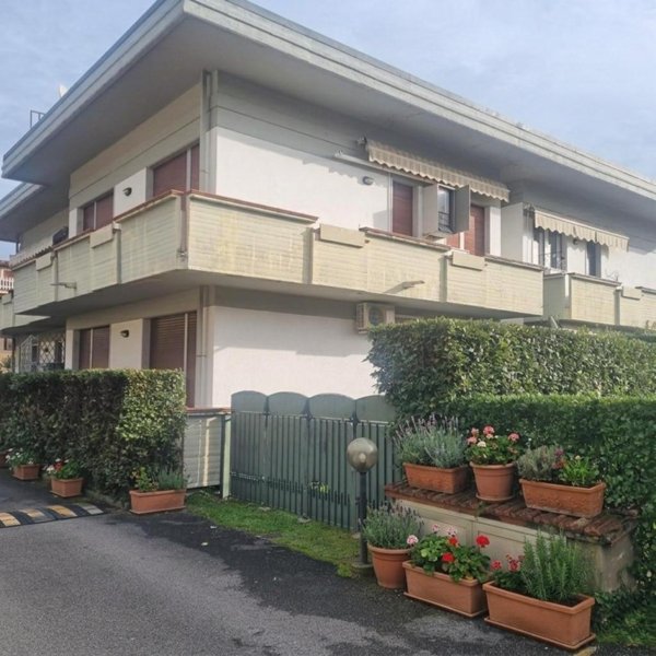 appartamento in vendita a Toano in zona Massa