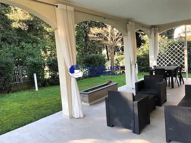 casa indipendente in vendita a Massa in zona Marina dei Ronchi