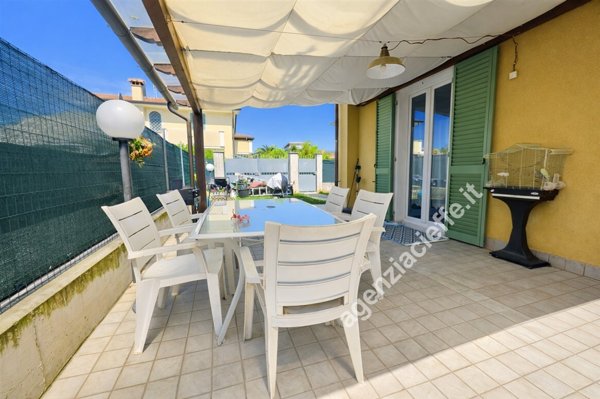 casa indipendente in vendita a Toano in zona Massa
