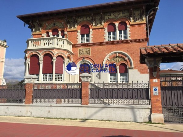 casa indipendente in vendita a Massa in zona Marina di Massa