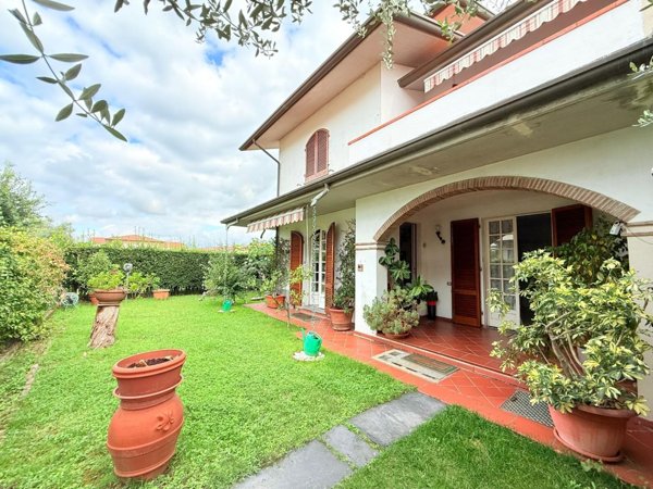 casa indipendente in vendita a Massa in zona Marina di Massa